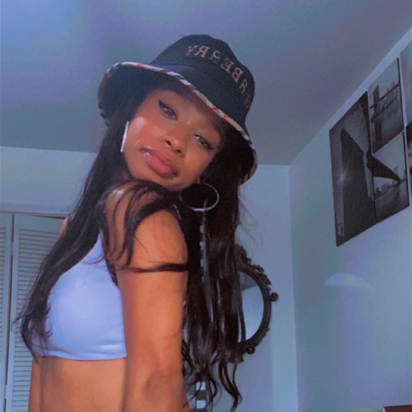 Meet your Posher, Sabrina - Picture 3 of 10